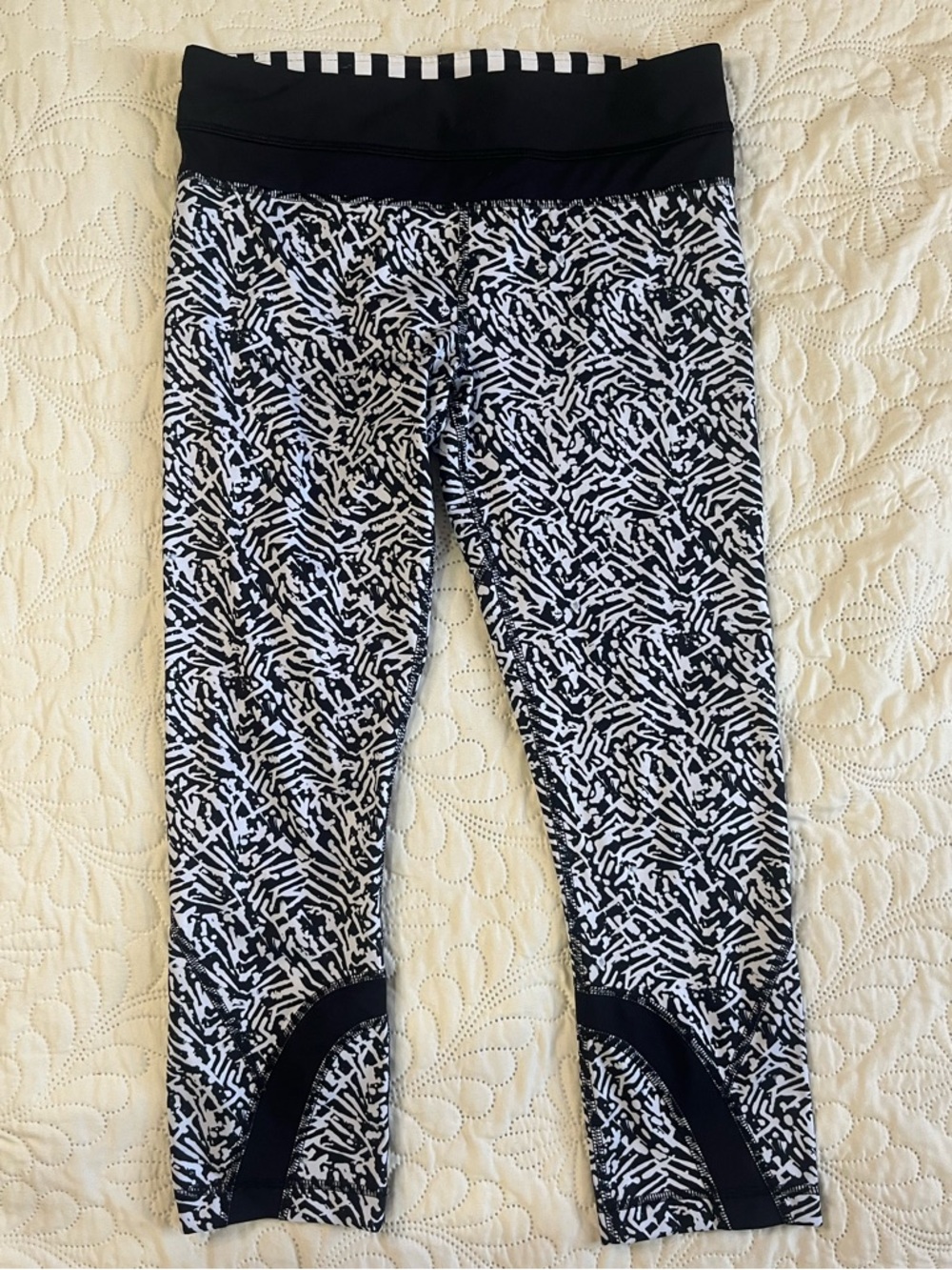 Lululemon Run: Inspire Crop II *All Full-On Luxtreme  Leggings.Black and White 6